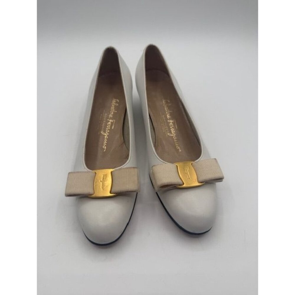 Salvatore Ferragamo Made in Italy White VARA Low Heel Pumps Size 6.5AA - Picture 2 of 9
